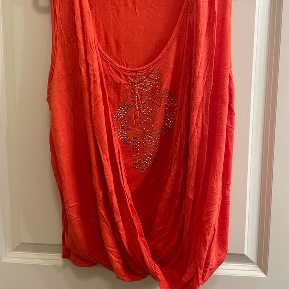 Scoop front tank top with a beautiful sequin design - size L. - Picture 1 of 2